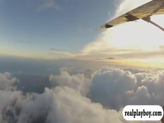 Brašs badass babes ūdens surfing un skydiving uz hawaii