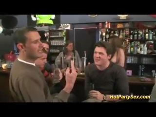 Seks simultan në the koktej bar