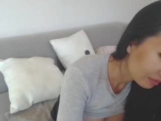 Lubieżny azjatyckie leilee kamerka internetowa dokuczanie na the sofa: darmowe seks wideo 0e